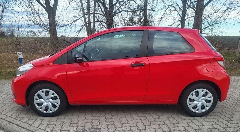 Gebraucht Toyota Yaris 69 PS (50 kW) 2014 Rot Kleinwagen