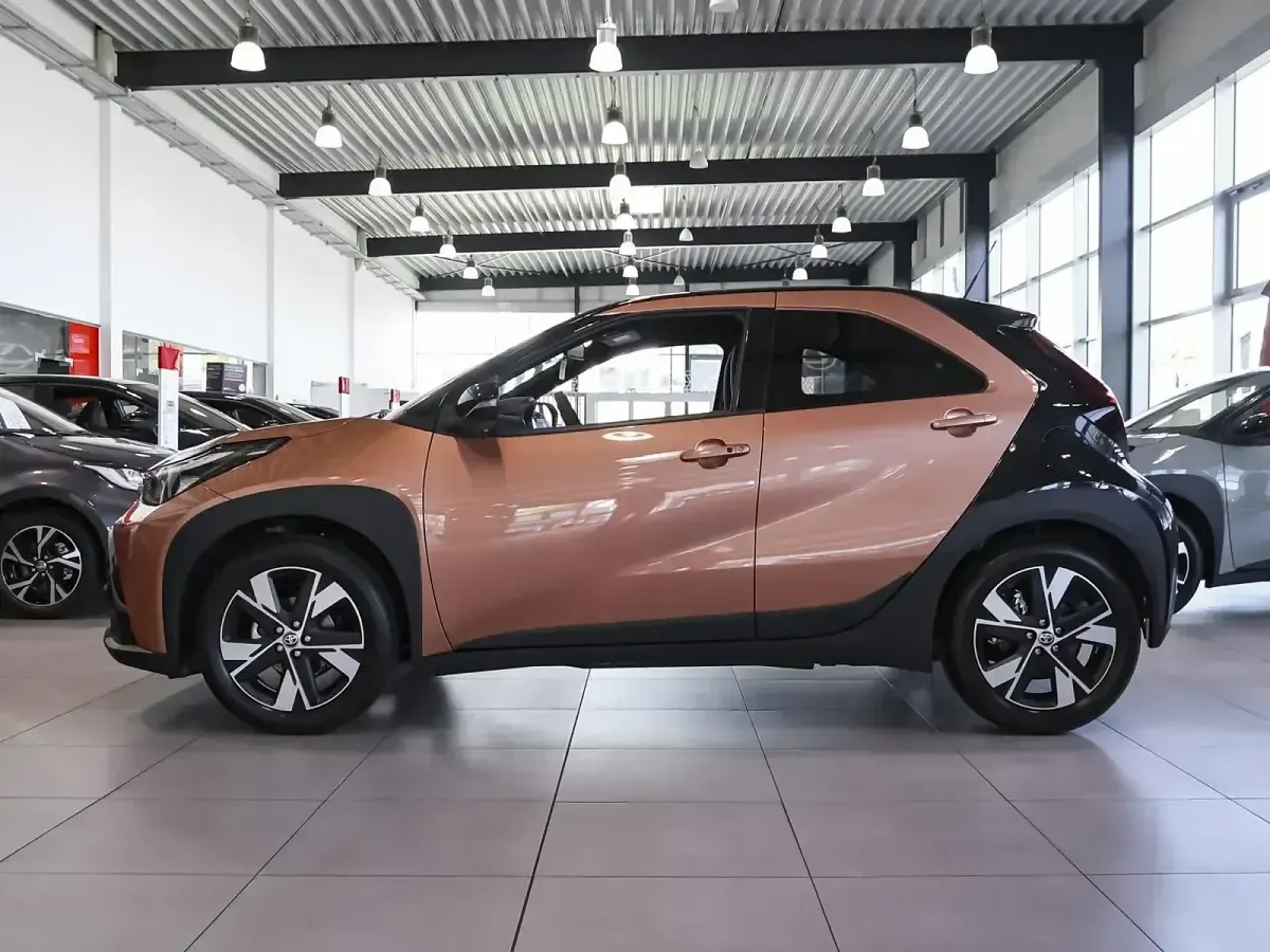 Neu Toyota Aygo X 116 PS (85 kW) 2026 Cinnamon bronze/black mica SUV