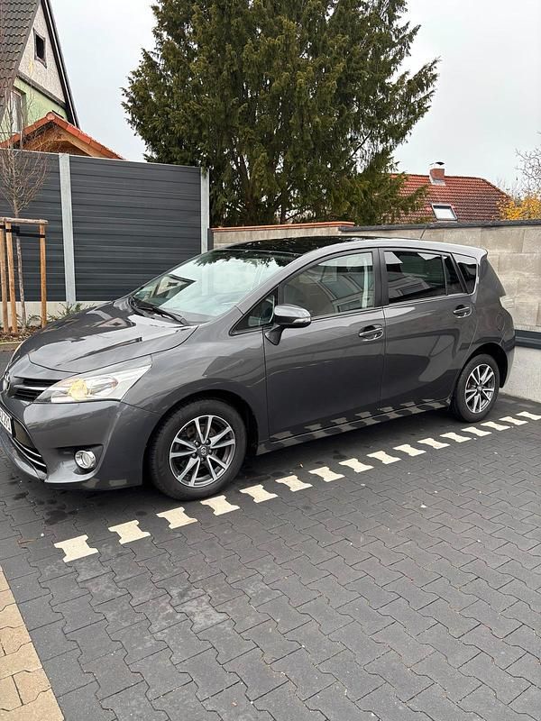 Grau Gebraucht 2015 Toyota Verso Van / Kleinbus | 5.400 € (Fairer Preis) - Bild 1/4