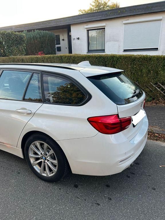 Weiß Gebraucht 2018 BMW 320 Kombi | 18.650 € (Fairer Preis) - Bild 1/4