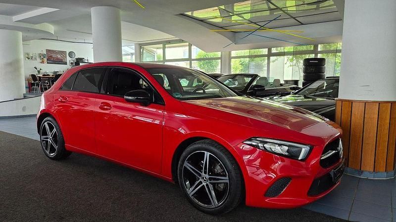 Gebraucht Mercedes A200 Night 150 PS (110 kW) 2019 Rot Limousine