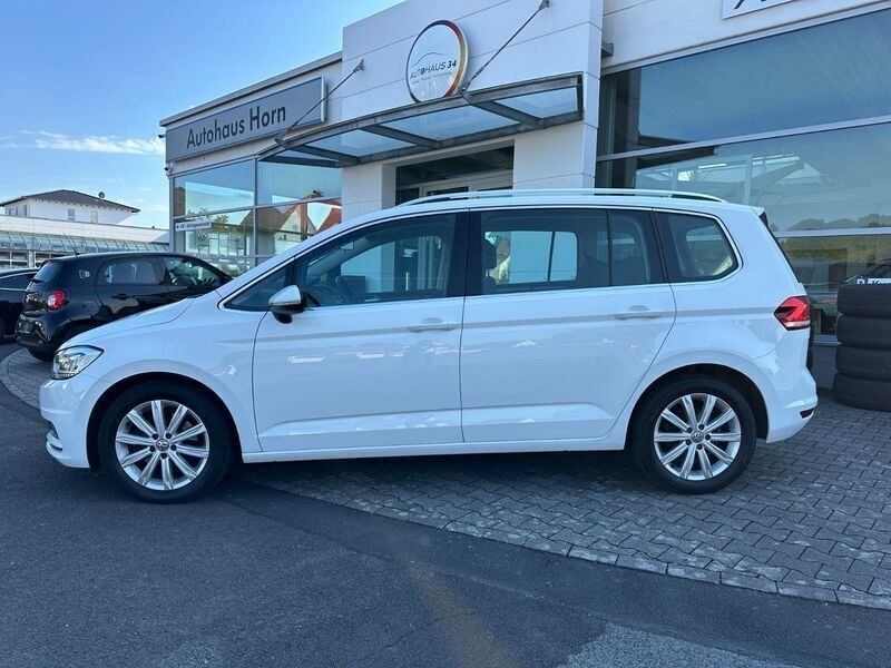 Weiß (pure white) Gebraucht 2018 VW Touran Highline Van / Kleinbus | 14.350 € (Guter Preis) - Bild 1/4
