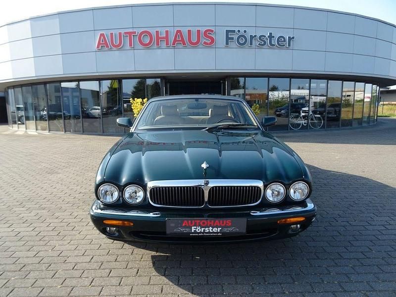 Grün Gebraucht 2000 Jaguar XJ8 Limousine | 4.950 € - Bild 1/4