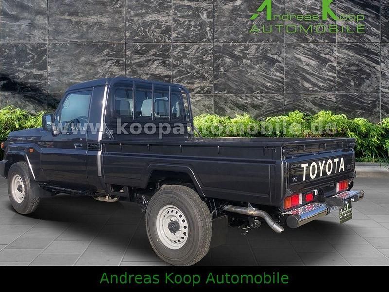 Neu Toyota Land Cruiser 231 PS (169 kW) 2026 Grau SUV