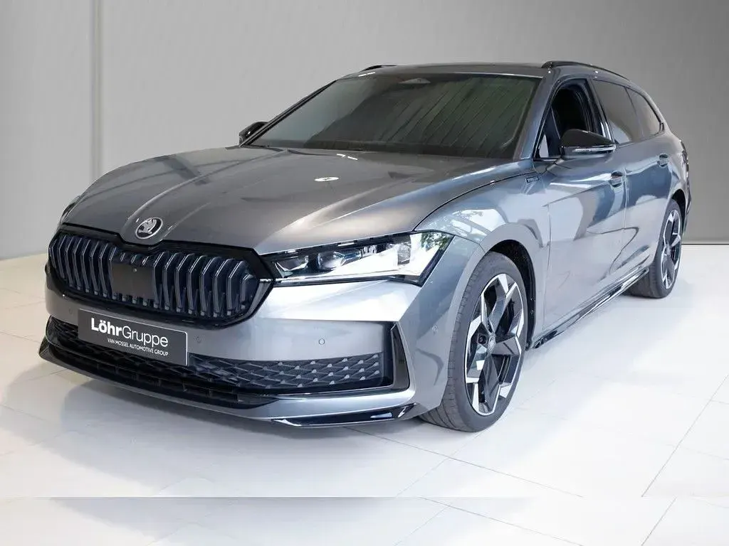 Neu Skoda Superb SportLine 193 PS (141 kW) 2026 Graphitegrau metallic Kombi