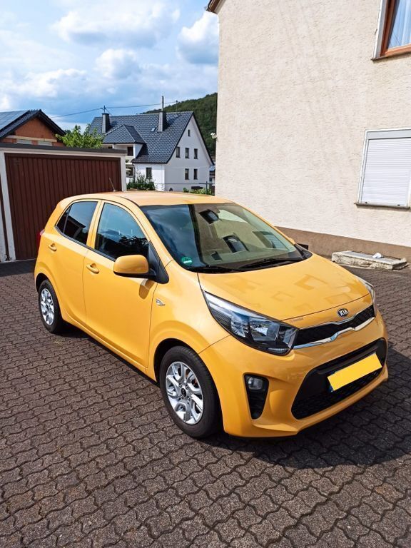 Gelb Gebraucht 2018 Kia Picanto DREAM-TEAM Edition Kleinwagen | 8.400 € (Fairer Preis) - Bild 1/4