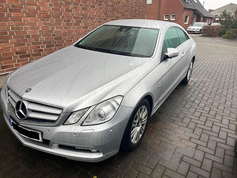 Gebraucht Mercedes E250 Elegance 204 PS (150 kW) 2009 Silber Coupé