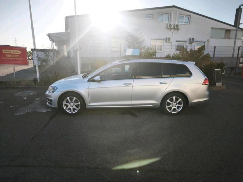 Silber Gebraucht 2016 VW Golf VII Comfortline Kombi | 10.600 € - Bild 1/4