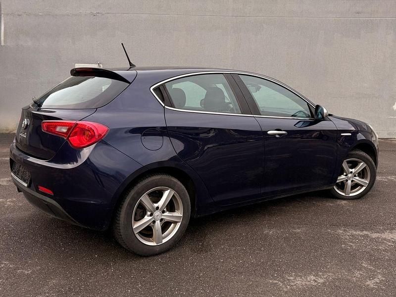 Gebraucht Alfa Romeo Giulietta 120 PS (88 kW) 2011 Violett Kleinwagen