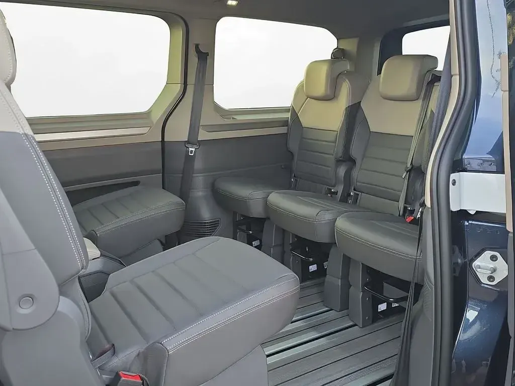 Neu VW T7 150 PS (110 kW) 2026 Candyweiß/ starlight blue met Van