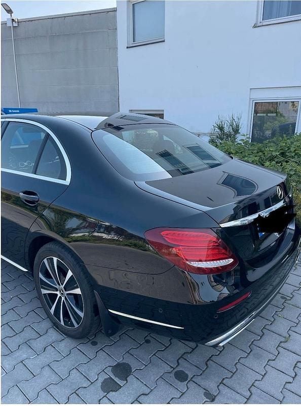 Gebraucht Mercedes E220 194 PS (142 kW) 2019 Schwarz Limousine