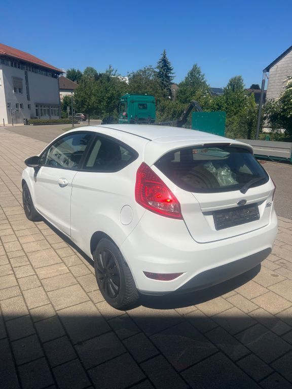Weiß Gebraucht 2011 Ford Fiesta Trend Kleinwagen | 3.450 € (Fairer Preis) - Bild 1/4