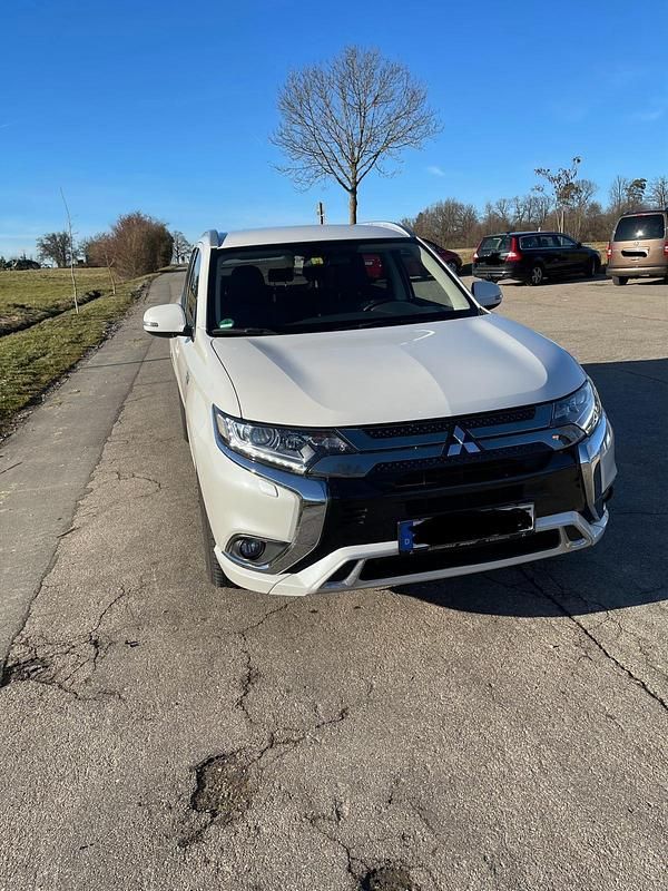 Weiß Gebraucht 2021 Mitsubishi Outlander P-HEV Spirit SUV | 19.500 € (Guter Preis) - Bild 1/4