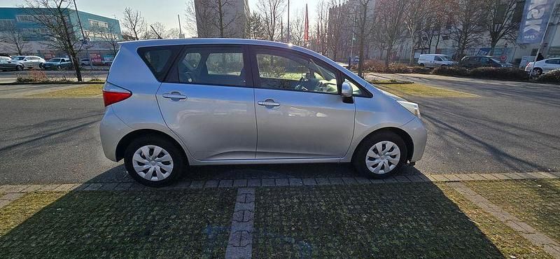Gebraucht Toyota Verso-S 99 PS (72 kW) 2014 Silber Van / Kleinbus