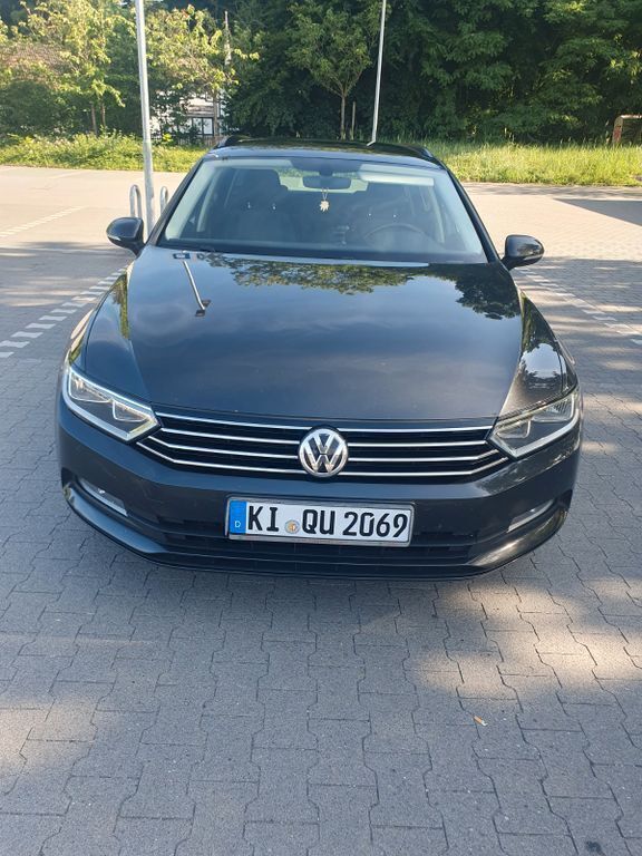 Grau Gebraucht 2018 VW Passat Trendline Limousine | 10.900 € (Superpreis) - Bild 1/4