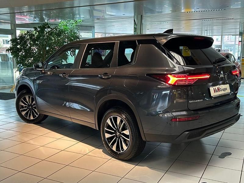 Neu Mitsubishi Outlander P-HEV Plus 306 PS (225 kW) 2025 Grau SUV