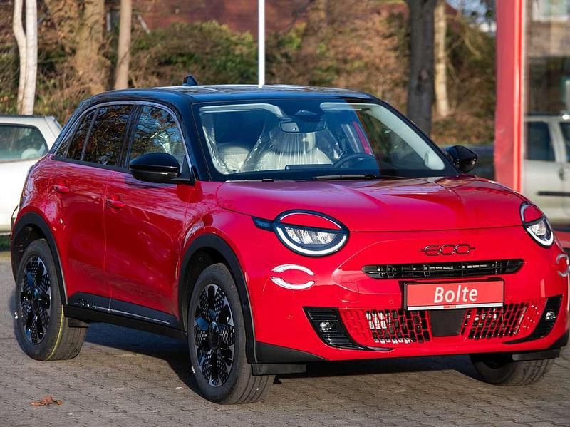 Passione rot / dach schwarz Neu 2025 Fiat 600 La Prima Limousine | 25.950 € - Bild 1/4