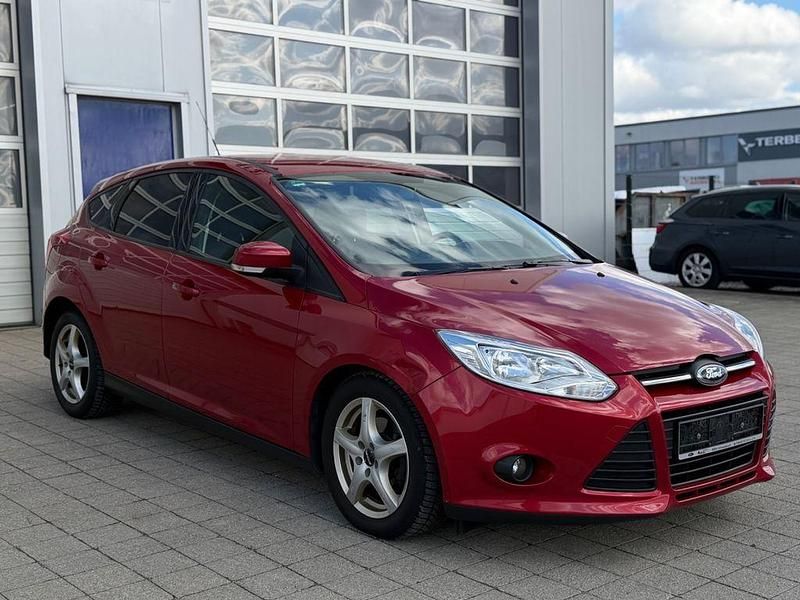 Gebraucht Ford Focus Trend 125 PS (91 kW) 2014 Rot Limousine