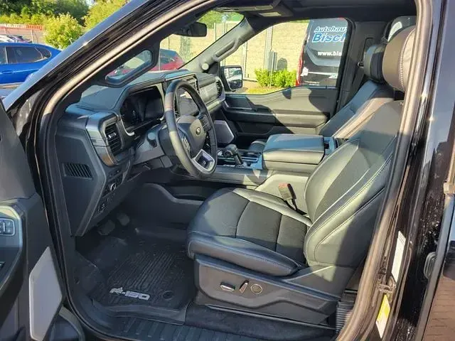 Używany Ford V8 Lariat 405 KM (297 kW) 2025 Czarny SUV