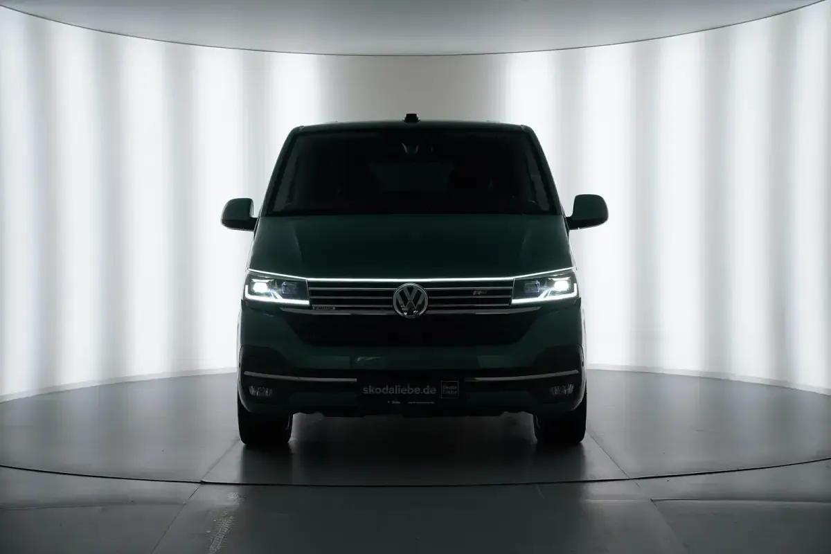 Gebraucht VW Multivan Highline 204 PS (150 kW) 2021 Bay leaf green metallic Van / Kleinbus