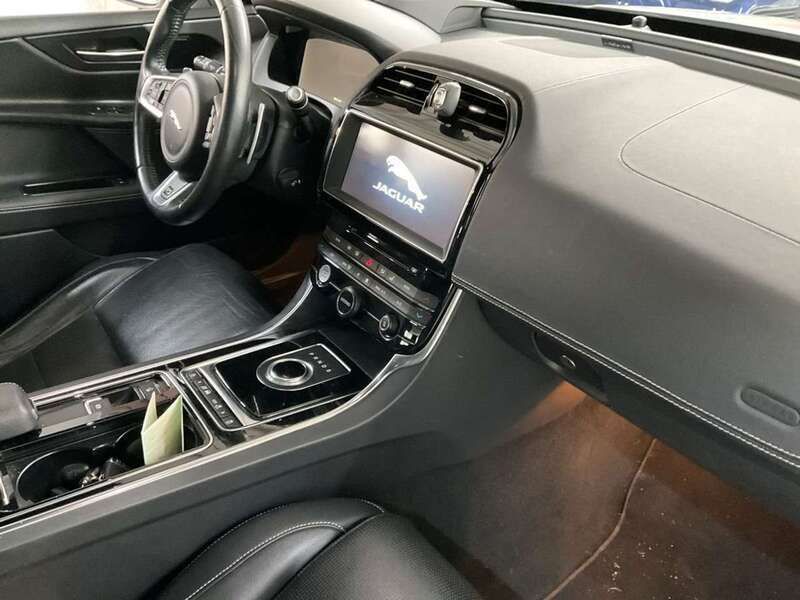 Weiß Gebraucht 2018 Jaguar XE R-Sport Limousine | 22.000 € (Fairer Preis) - Bild 1/4