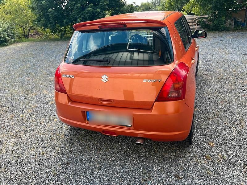 Orange Gebraucht 2005 Suzuki Swift Kleinwagen | 1.400 € (Guter Preis) - Bild 1/4
