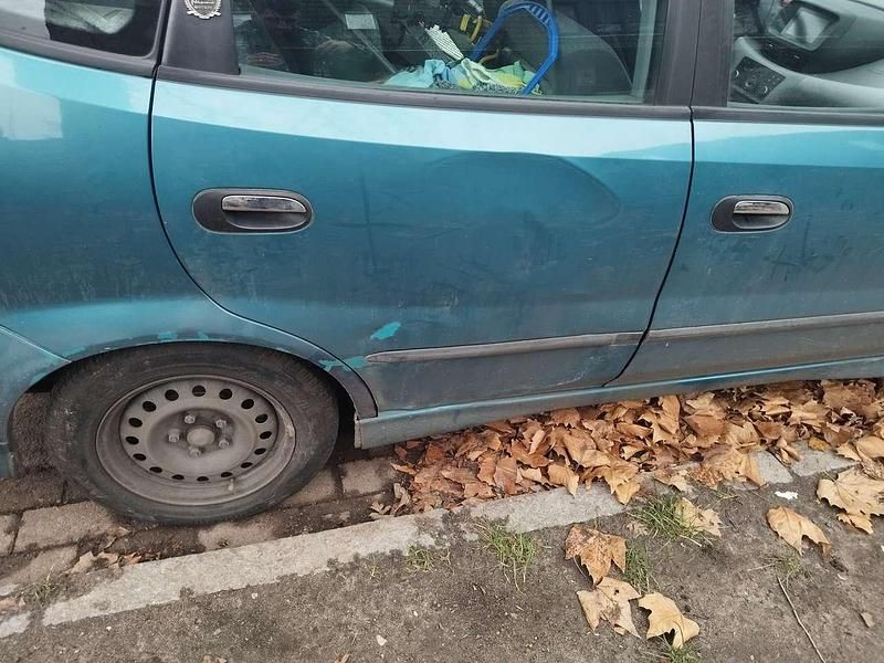 Gebraucht Nissan Almera Tino Comfort 114 PS (83 kW) 2003 Van / Kleinbus