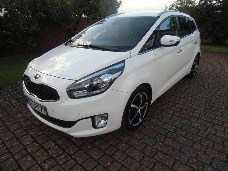 Weiß Gebraucht 2016 Kia Carens 2 Van / Kleinbus | 8.490 € (Fairer Preis) - Bild 1/4