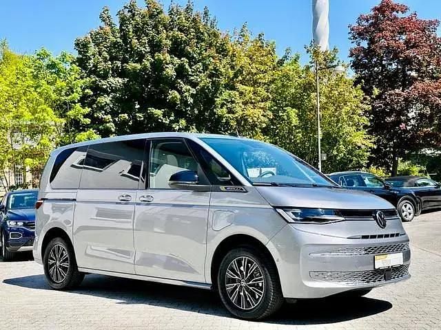 Monosilber metallic/silber Gebraucht 2024 VW T7 Life Van | 54.888 € (Etwas zu teuer) - Bild 1/3