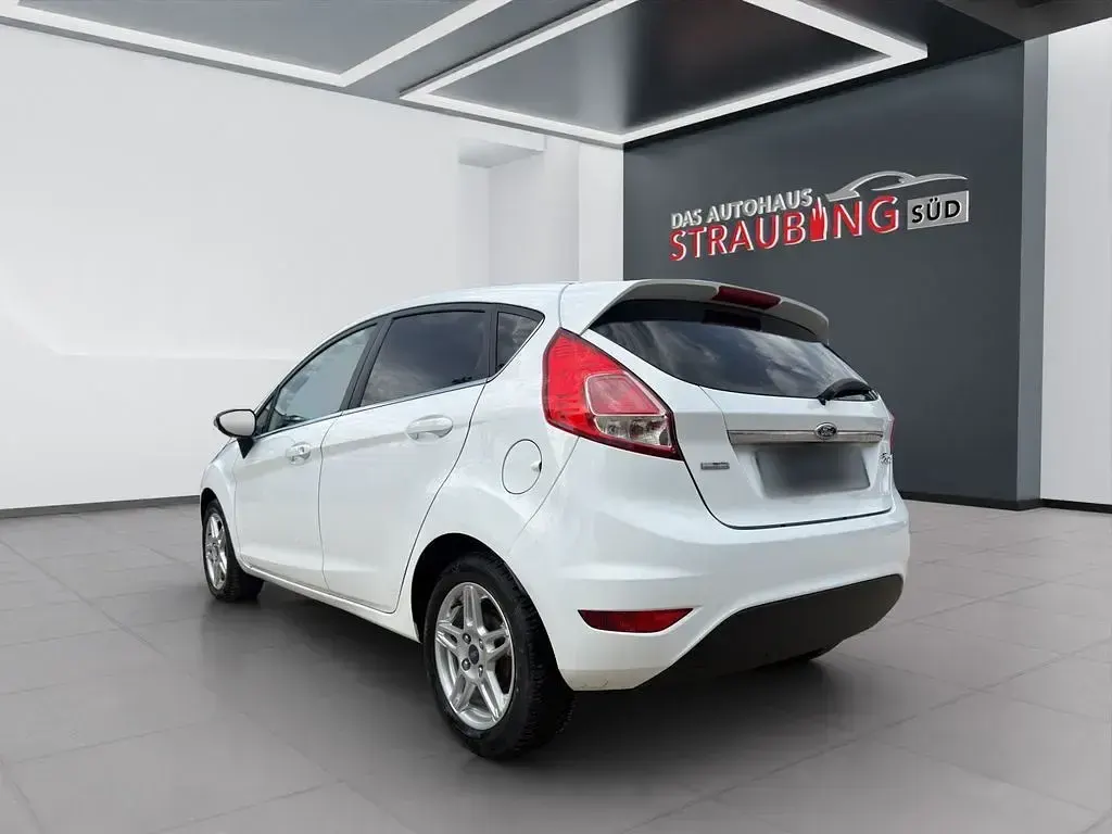 Gebraucht Ford Fiesta Titanium 105 PS (77 kW) 2013 Weiß Limousine