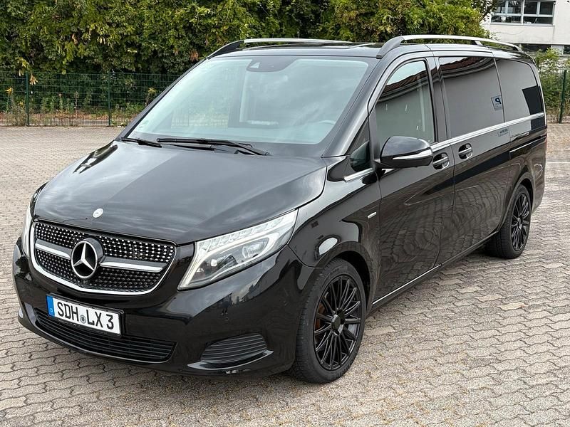 Schwarz Gebraucht 2015 Mercedes V250 Avantgarde Edition Van / Kleinbus | 29.999 € (Fairer Preis) - Bild 1/4