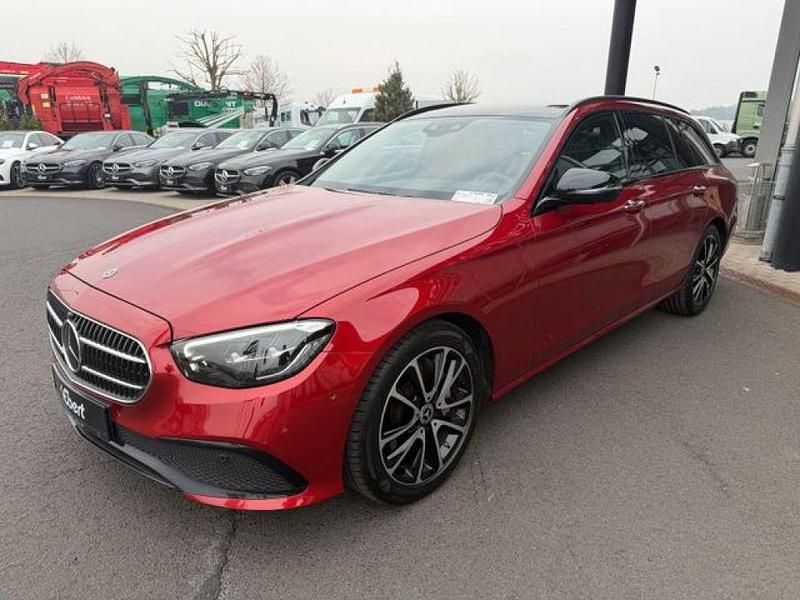 Gebraucht Mercedes E220 Night 194 PS (142 kW) 2021 Hyacinthrot  metalliclack (metallic) Kombi