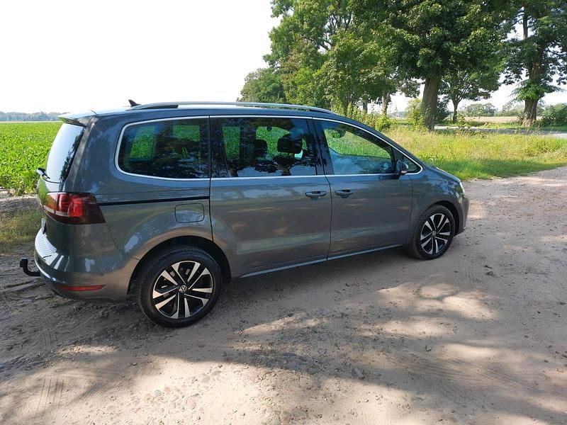 Grau Gebraucht 2019 VW Sharan IQ Drive Van / Kleinbus | 20.850 € (Fairer Preis) - Bild 1/4
