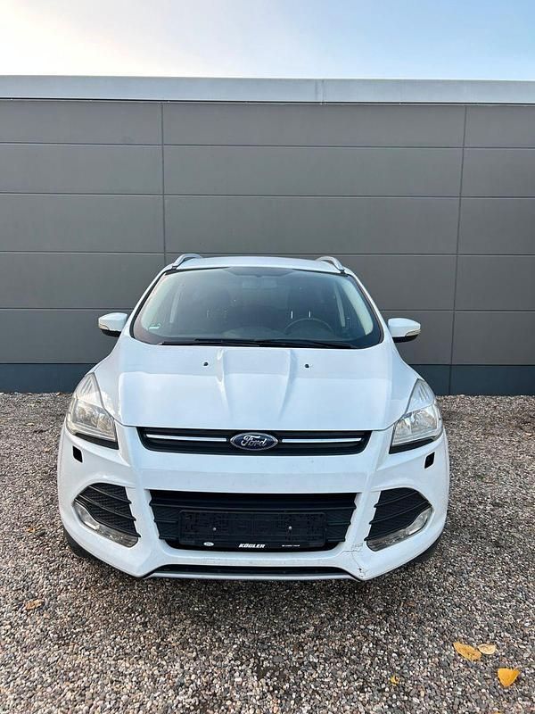 Weiß Gebraucht 2015 Ford Kuga SUV | 4.999 € (Superpreis) - Bild 1/4