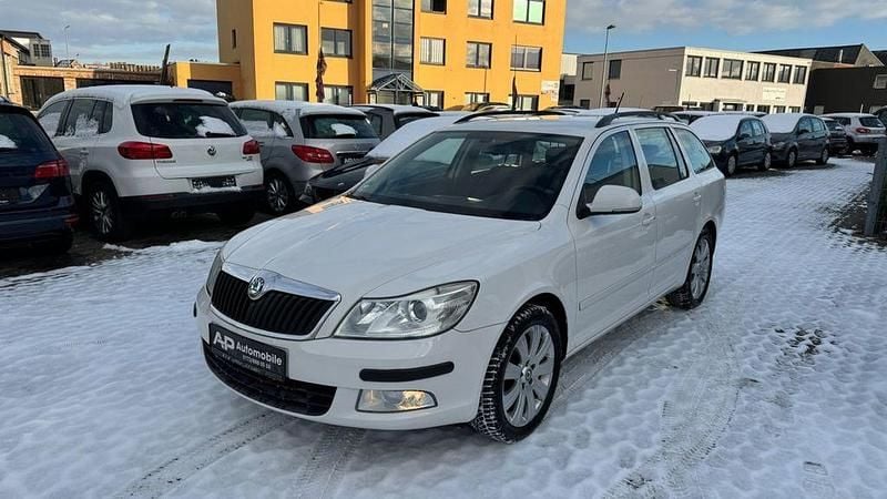 Weiß Gebraucht 2012 Skoda Octavia Elegance Kombi | 8.000 € (Superpreis) - Bild 1/4