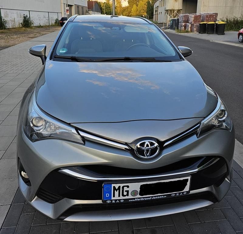 Grau Gebraucht 2017 Toyota Avensis Kombi | 17.000 € (Fairer Preis) - Bild 1/4