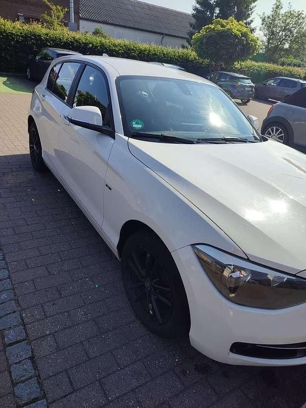 Weiß Gebraucht 2012 BMW 116 Sport Line Kleinwagen | 7.500 € (Fairer Preis) - Bild 1/4