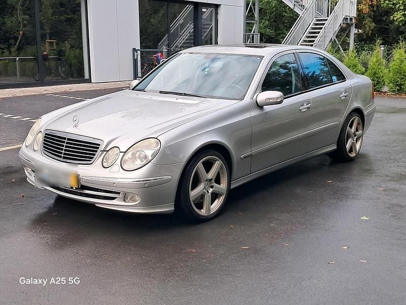 Silber Gebraucht 2003 Mercedes E400 Van / Kleinbus | 3.500 € - Bild 1/4
