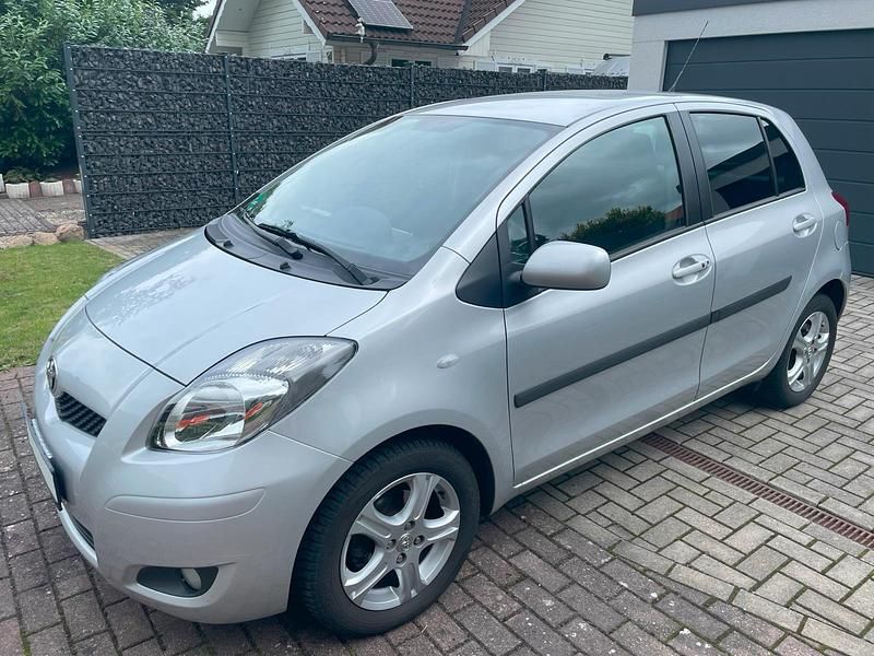 Silber Gebraucht 2011 Toyota Yaris Executive Limousine | 5.500 € (Fairer Preis) - Bild 1/4