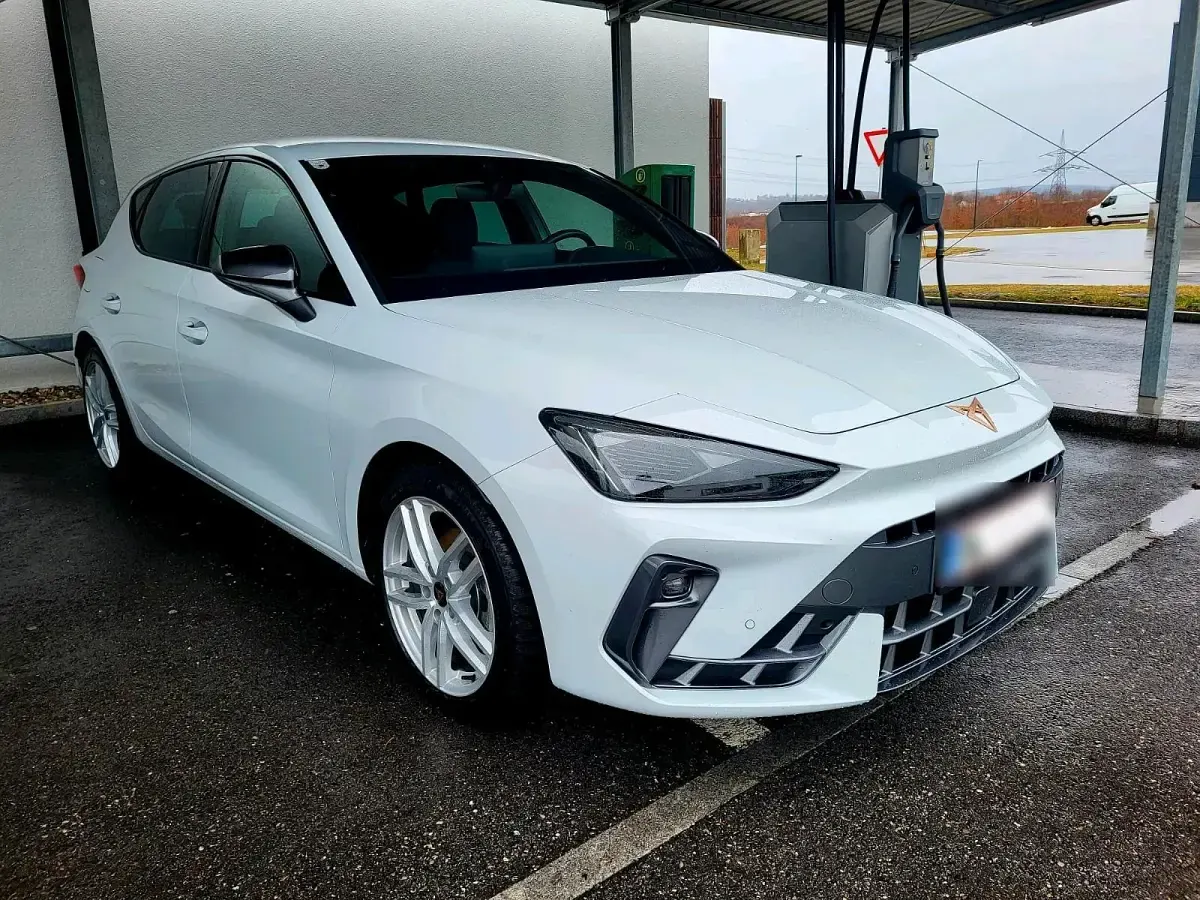 Używany Cupra Leon 150 KM (110 kW) 2024 Biały Sedan/Limuzyna