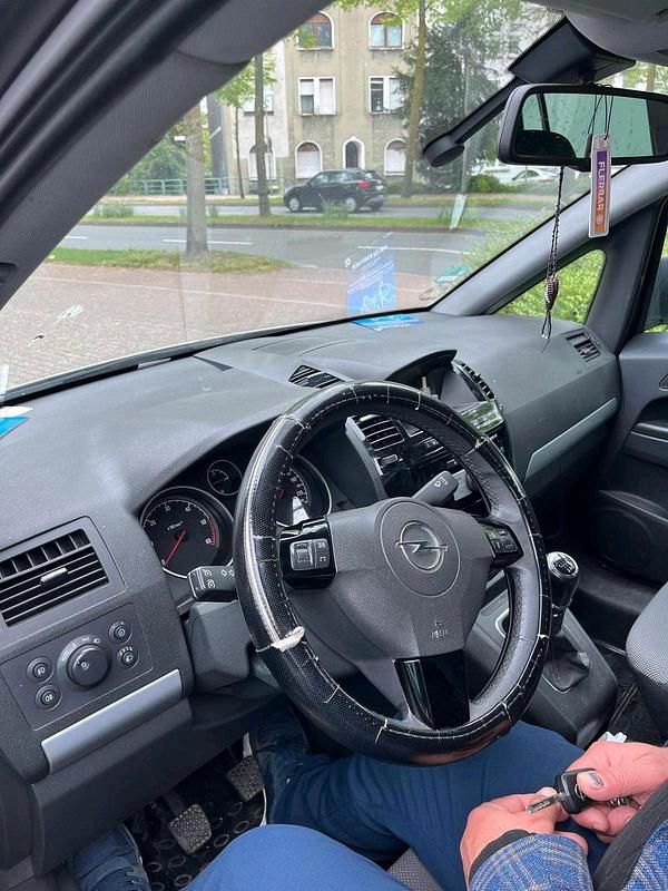 Silber Gebraucht 2011 Opel Zafira Van / Kleinbus | 3.100 € (Guter Preis) - Bild 1/4