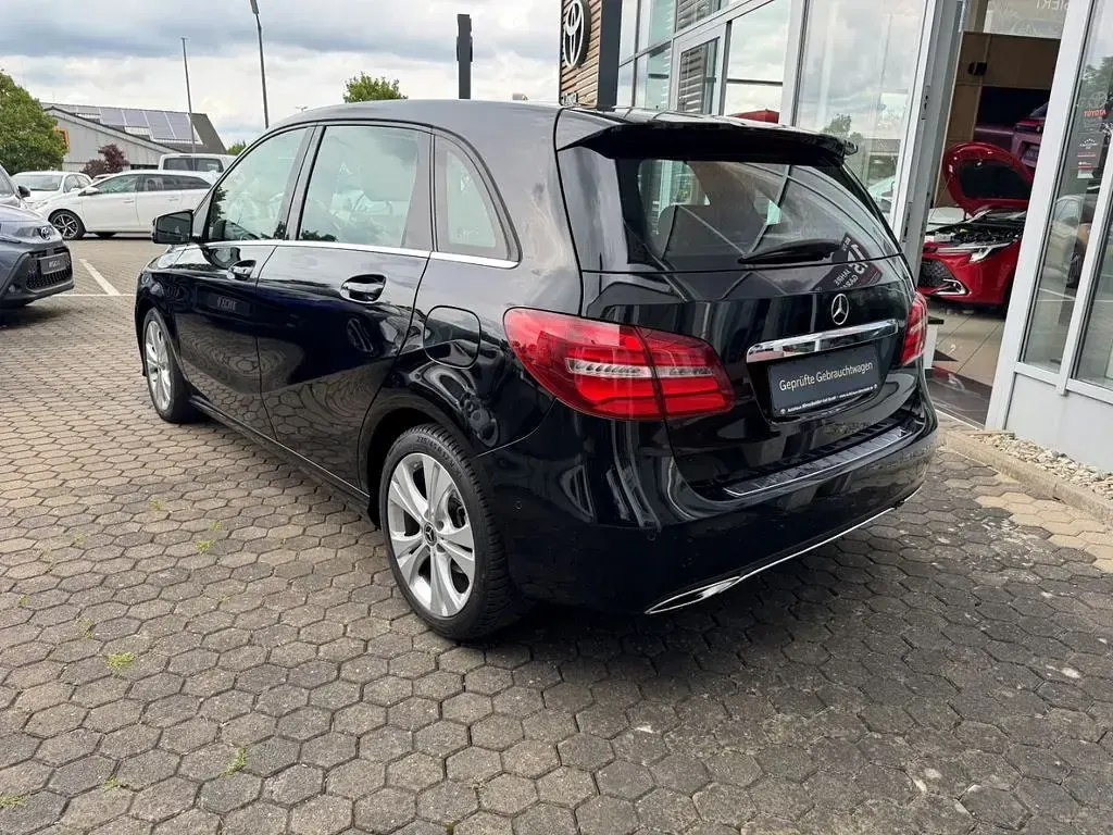 Gebraucht Mercedes B180 Style 122 PS (89 kW) 2018 Schwarz Kleinwagen