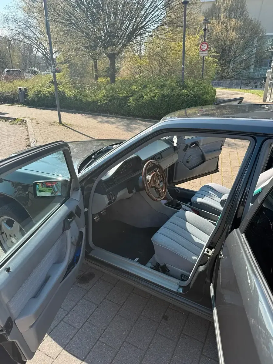 Gebraucht Mercedes E230 129 PS (94 kW) 1989 Schwarz Limousine