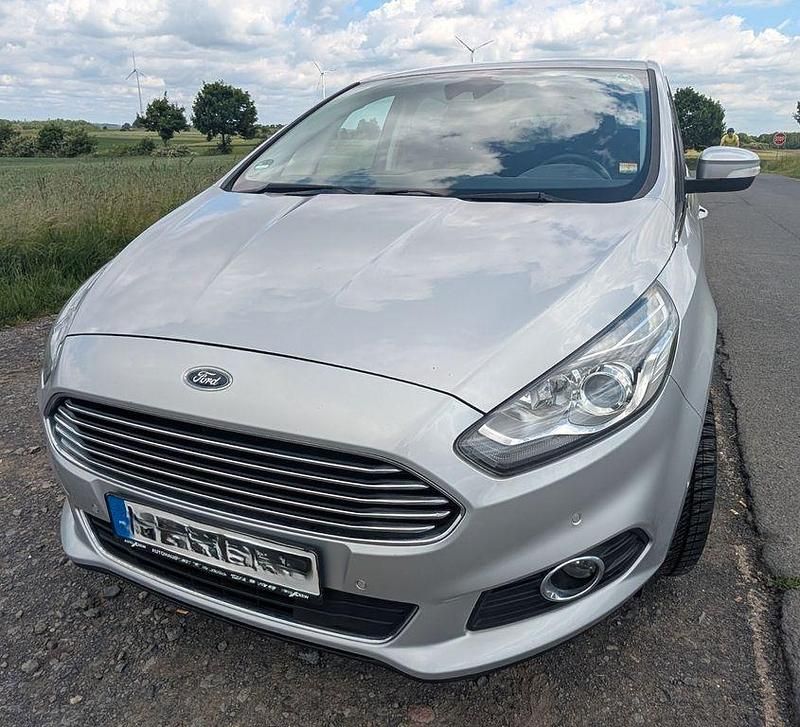 Grau Gebraucht 2015 Ford S-MAX Titanium Van / Kleinbus | 19.500 € (Teuer) - Bild 1/4