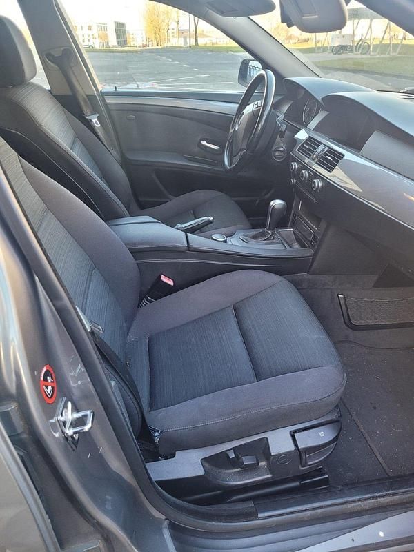 Gebraucht BMW 520 163 PS (119 kW) 2007 Grau Kombi