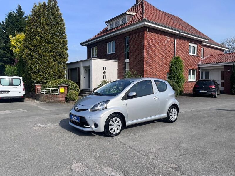 Silber Gebraucht 2013 Toyota Aygo Cool Kleinwagen | 3.900 € (Teuer) - Bild 1/4