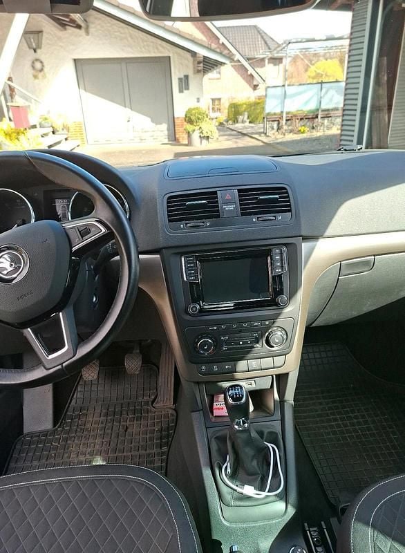 Gebraucht Skoda Yeti Drive 110 PS (80 kW) 2017 Grau SUV