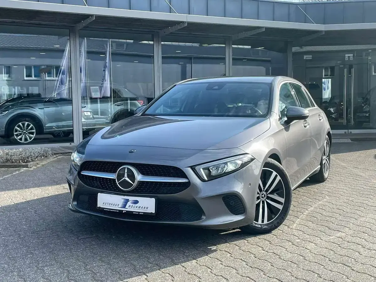 Gebraucht Mercedes A200 163 PS (119 kW) 2022 Mountaingrau Limousine