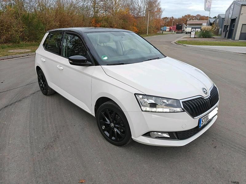 Weiß Gebraucht 2021 Skoda Fabia Ambition Kleinwagen | 13.000 € (Superpreis) - Bild 1/4