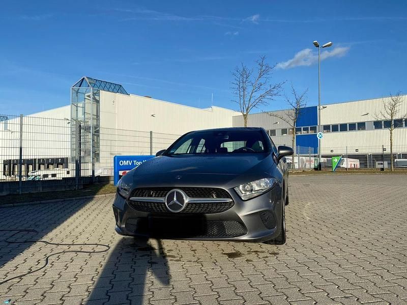 Grau Gebraucht 2019 Mercedes A180 Limousine | 18.999 € (Fairer Preis) - Bild 1/4